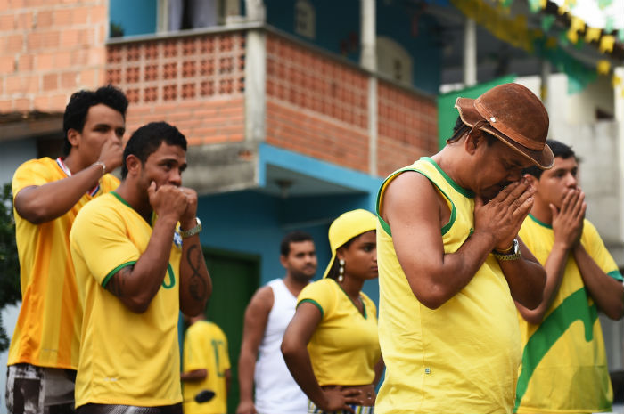 Povo brasileiro reza e torce junto à seleção. Foto: AFP