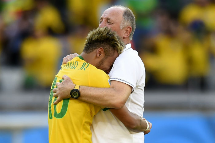 Felipão abraça Neymar após o jogo. Foto: AFP