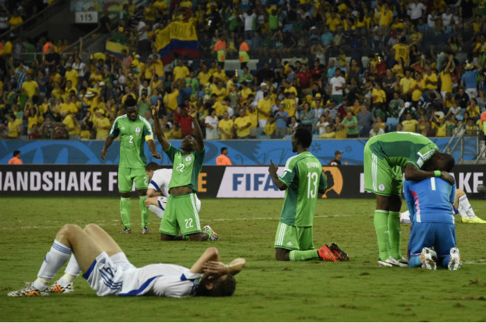 Nigerianos comemoram e bósnios lamentam no final da partida. Foto: Juan Barreto/AFP