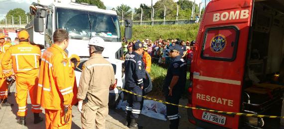 Acidente entre carro e caminhão deixa três mortos em Itapissuma - TV Jornal