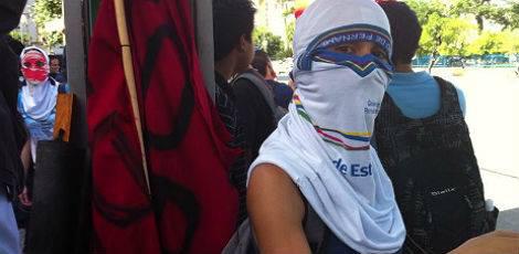 Pelo menos 16 jovens foram detidos no protesto da quarta-feira (18). Foto Fabio Jardelino/ NE10