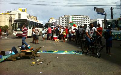 Protesto deixou o trânsito complicado, no centro do Recife Foto: Milenna Gomes/ Especial para a Rádio Jornal