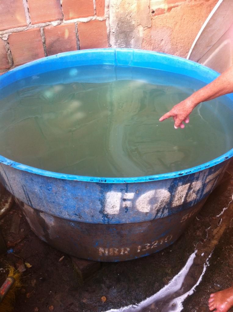 Água que chega na torneira é suja e com mau cheiro.  Foto: Ana Paula Figueiredo/ Especial para a Rádio Jornal