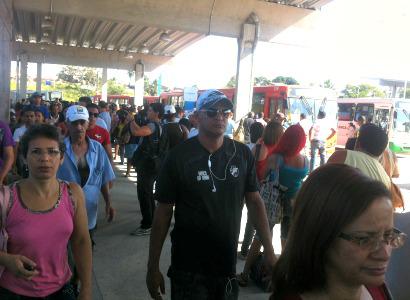 Grandes filas na busca pelos ônibus que complementam o transporte neste dia de paralisação. Foto: Clarissa Siqueira/ Rádio JC News 