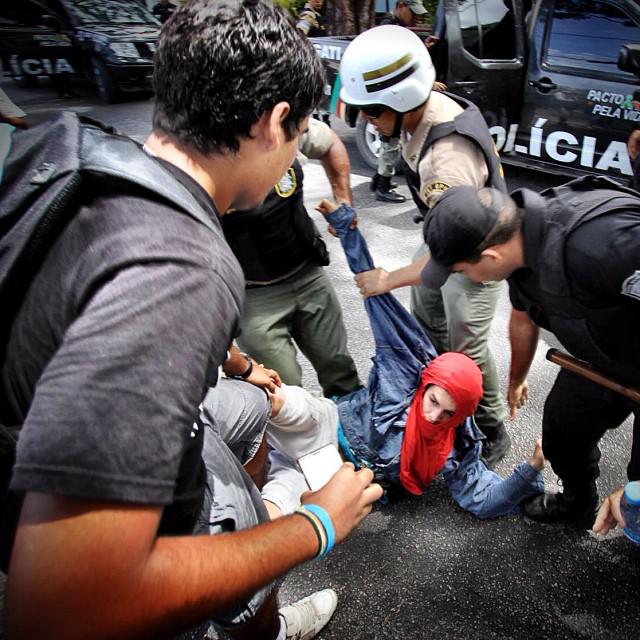 Ação truculenta da polícia marcou o protesto.  Foto: Michele Souza/JC Imagem