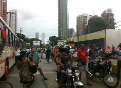 O trânsito ficou complicado no local. Foto: Karoline Fernandes/ JC News
