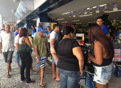 Muitos consumidores foram atraídos pela notícia das ofertas. Foto: Rafael Carneiro/ Rádio Jornal 