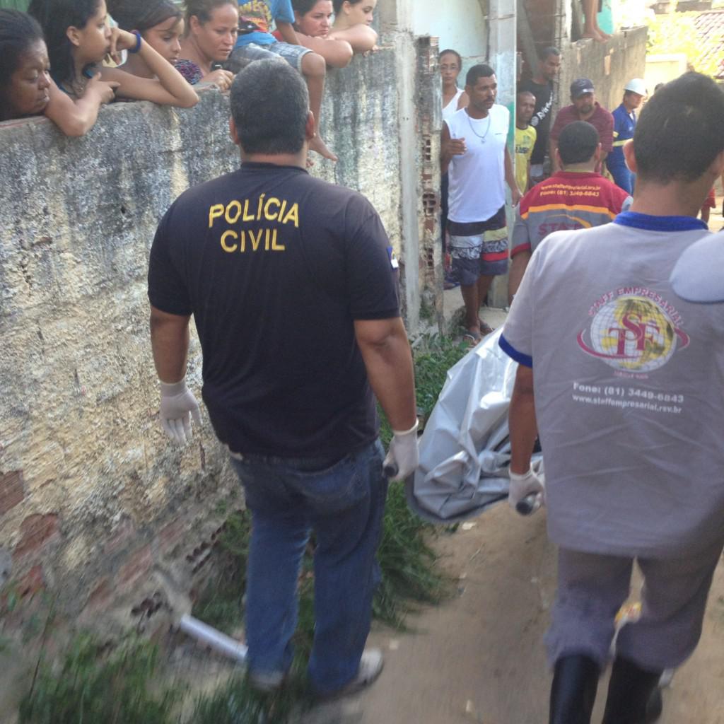 Corpo de Daniel sendo retirado Foto: Carlos Simões/ Rádio JC News