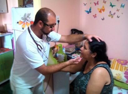 Em Ponte dos Carvalhos, paciente é atendida em casa, por médico uruguaio. Foto: Rafael Carneiro/ Rádio Jornal