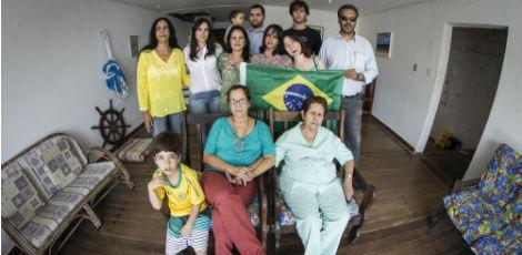 Parentes e amigos de Vitória Jesumary reunidos na casa da família no bairro dos Milagres, em Olinda, torcem pelo retorno de mãe e filha Igo Bione/JC Imagem