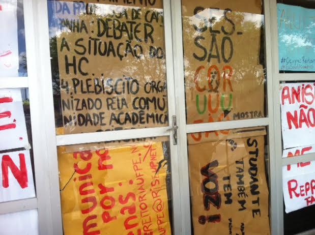 Cartazes colocados pelos estudantes nas portas da reitoria. Foto: Karoline Fernandes/ JC News