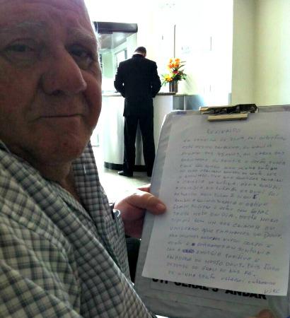 O aposentado Laerte Pires, de 63 anos, levou carta ao hospital. Ele teve câncer de Pulmão em 2009. Foto: Karoline Fernandes/ JC News