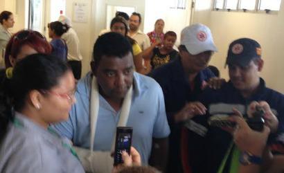 Em visita ao hospital, mesmo machucado, cantor é assediado por fãs. Foto: Carlos Simões/ Especial para a Rádio Jornal
