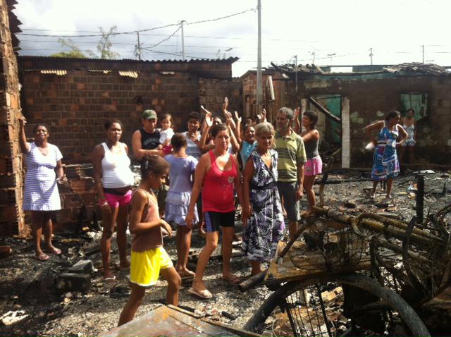 Moradores esperam receber auxílio moradia ou casas. Foto: Rafael Carneiro/ Rádio Jornal