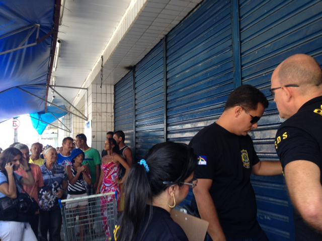Supermercado Extrabom foi interditado na manhã desta quinta-feira (27) Foto: Karoline Fernandes/ Rádio JC News