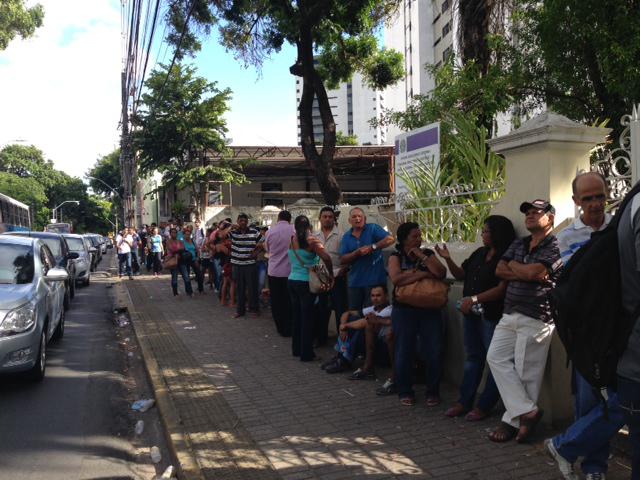 Grande fila se formou na segunda-feira (31), último dia para recadastramento biométrico, no TRE localizado na Av. Rui Barbosa, no bairro das Graças Foto: Karoline Fernandes/ Rádio JC News