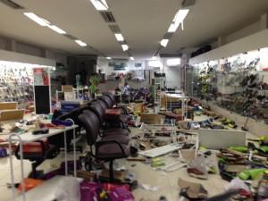 Loja de calçados em Abreu e Lima após ser saqueada Foto: Karoline Fernandes/ Rádio JC News
