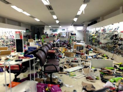 Loja de sapatos arrombada em Abreu e Lima. Foto: Karoline Fernandes/Rádio Jornal