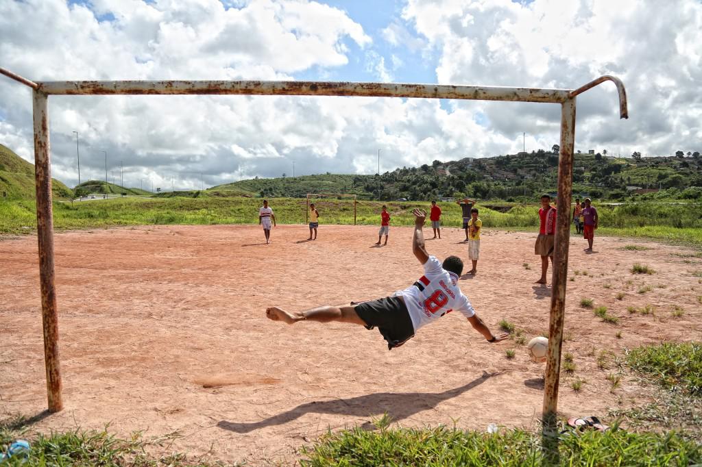 Jefferson inspirado no gol pelo seu ídolo, o goleiro Rogério Ceni  Foto: Guga Matos/JC Imagem