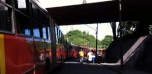  Passageiros interditaram a entrada do terminal do Barro, nesta terça (3) Foto: Hugo Melo Tavares / ComuniQ