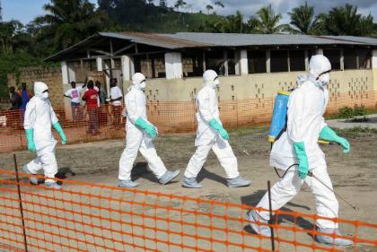 Na Liberia, trabalhadores da área de saúde isolam área onde uma mulher morreu vítima de ebolaAhmed Jallanzo/Agência Lusa/Direitos Reservados
