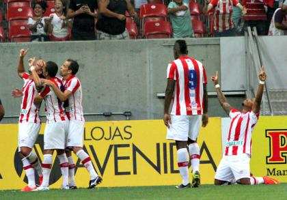 Cañete comemora com os companheiros o gol da vitória. Foto: Diego Nigro/JC Imagem
