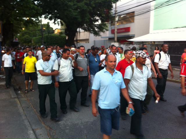 Em passeata pelo Centro do Recife, rodoviários pediam a volta do reajuste. Foto: Lélia Perlim/Rádio Jornal