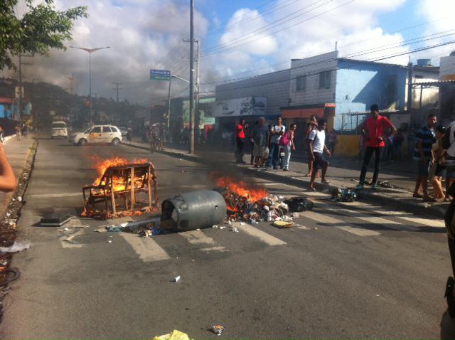Revoltados,  passageiros queimaram objetos na Av. Presidente Kennedy Foto: Rafael Carneiro/ Rádio Jornal