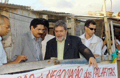 Visita de Lula a Brasília Teimosa em 10 de janeiro de 2003 ao lado do prefeito recém-eleito, João Paulo. Foto: Rose Brasil/Agência Brasil