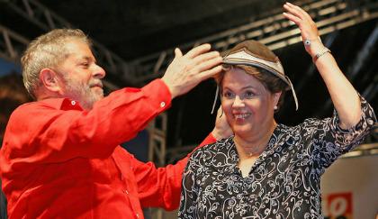 Lula ganha chapéu de couro de moradores e coloca sobre a cabeça de Dilma durante comício. Foto: Ricardo Stuckert/Instituto Lula