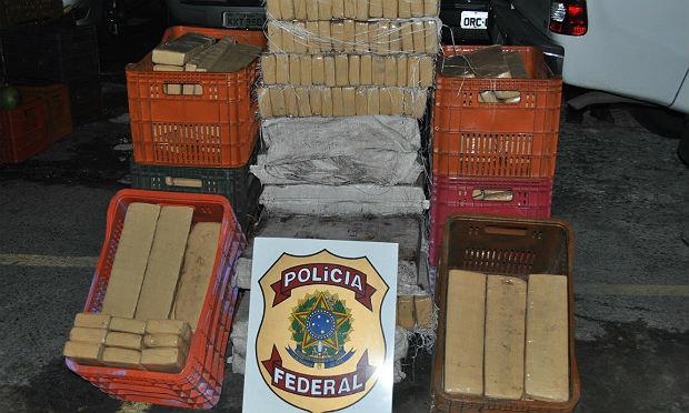 Tabletes de maconha foram encontrados em compartimento falso de caminhonete. Foto: Polícia Federal/Divulgação