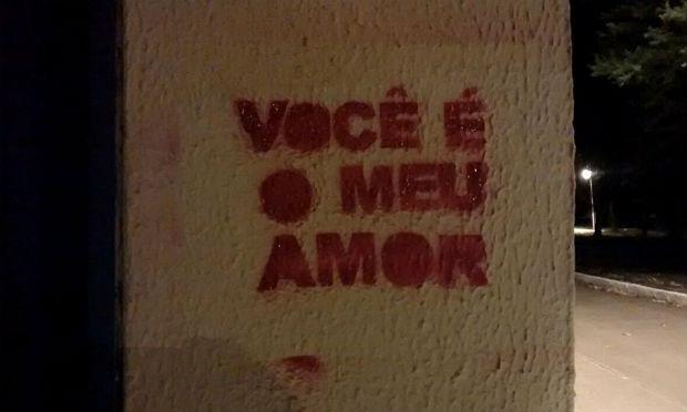 Casal pichou frase romântica em guarita da UFPE e foi autuado por dano ao patrimônio da União. Foto: Polícia Federal/Divulgação